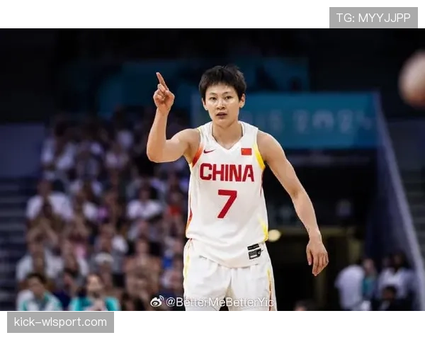 拜托，杨力维随手一张生活照就把我们对女篮的“粗犷”想象扔了