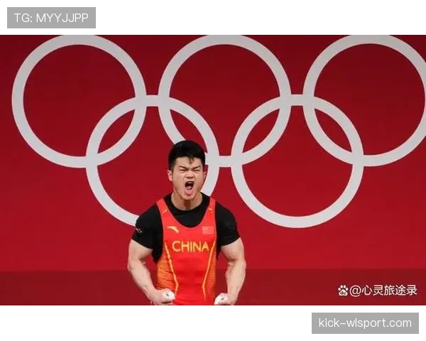 石智勇领奖台像电影海报，私下朋友圈却是拖鞋和外卖袋，这反差笑出声